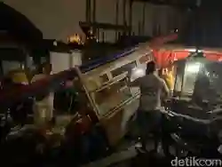 Mobil Menabrak Gerobak Pedagang dan Motor di Senayan, Menyebabkan Korban Luka